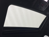 【サンルーフ】開放感たっぷりの希少装備、サンルーフが装着されています!車内に明かりを取り入れたり景色を楽しむ以外にも、車内の空気も簡単に換気できて快適です!