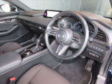 MAZDA3ならではの上質なコクピットです。人間工学に基づいた設計で視認性や長時間の運転にも対応できる設計になっています★☆★☆