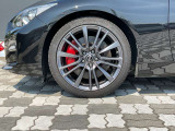 純正アルミホイール。タイヤサイズは245/40R19です。