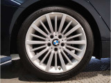 BMW純正アルミホイールです。納車時にはアルミホイールコーティングも承っております!是非ご検討下さいませ。