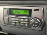 【オートエアコン】一度お好みの温度に設定すれば、車内の温度を検知し風量や温度を自動で調整。暑い…寒い…と何度もスイッチ操作をする必要はありません。快適な車内空間には必須の機能ですね♪