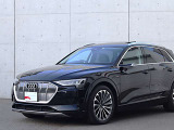 ●Audiが最初に採用したLEDポジショニングランプ。シャープなラインで昼間でも点けていたいと思うほど上品でオシャレです。夜間走行時はさらに目立ちます!