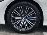 BMW純正18インチホイール。洗練されたデザインで、足元の個性を引き立てます。