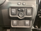 狭い駐車場で便利な電動格納ドアミラーが付いています。