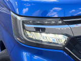 【LEDヘッドライト】悪天候や夜間走行時も良好な視界を確保し安心して運転できる高輝度LEDヘッドライトを装備!点灯速度が早く、消費電力も抑えられています。