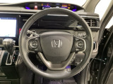 ハンドルにHondaセンシング系のクルーズコントロールやレーンキープアシストなどのスイッチと、オーディオの操作スイッチが装備されています。ハンドルから手を離さず安全に操作できます。