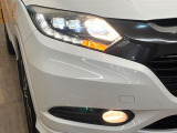 【LEDヘッドライト】悪天候や夜間走行時も良好な視界を確保し安心して運転できる高輝度LEDヘッドライトを装備!点灯速度が早く、消費電力も抑えられています。