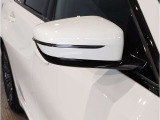 ドアミラーにはLEDウインカーが埋め込まれており、対向車からの視認性を高めております。
