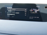 こちらのお車には先進安全装備が多数搭載されています。衝突被害を回避あるいは軽減するためのブレーキや、後方死角からの接近警報、車線逸脱を防止する警報装置など、詳しくはスタッフまでお尋ねください。