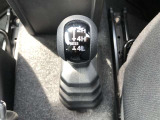 4WDシステムを搭載。オフロードや雪道などの滑りやすい路面でも安心して走行できます。