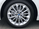 BMW純正17インチホイール。洗練されたデザインで、足元の個性を引き立てます。