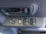 電動格納式ドアミラーのスイッチは運転席ドアにあります。