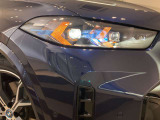 BMWの伝統の丸目4灯ヘッドライトでございます。LEDライトで視認性もよく明るく安全性の向上につながります。