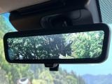 【デジタルインナーミラー】後席の大きな荷物や同乗者で後方が確認しづらい時でも安心!カメラが撮影した車両後方の映像をルームミラー内に表示。クリアな視界で状況の確認が可能です!