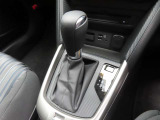 MAZDA2のシフトレバーです。MTモード付きの6ATで、しなやかな走りを支えます。また、足元にはフロアマットも装着済みです。
