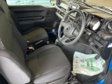 運転席になります。
