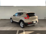 XC40はもともとショート&トールなディメンションなので山坂道などで旋回速度が上がるとちょっとロールが増える傾向ですがハンドリングは軽快そのものでパワートレインも十二分にパワフルな設定です
