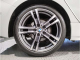 BMW純正アルミホイールです。納車時にはアルミホイールコーティングも承っております!是非ご検討下さいませ。