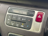 【オートエアコン】一度お好みの温度に設定すれば、車内の温度を検知し風量や温度を自動で調整。暑い…寒い…と何度もスイッチ操作をする必要はありません。快適な車内空間には必須の機能ですね♪