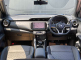 運転席周りになります。内装色はブラックです。