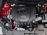 「SKYACTIV-G(ガソリン)」は、規格外の高圧縮を実現し、世界のエンジン技術者に驚きを与えました。さらに、それを維持したままノッキングの発生を抑え、熱効率を向上、走りにも寄与したエンジンです。
