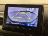 リバースギアに入れるだけで後方の表示へ切り替わります。夜間や雨の日の駐車も楽になりますよ。