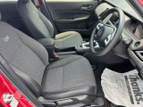 乗り心地の良いフロントシートです。足回りも広々としておりますので、長時間の運転も疲れづらいですよ。