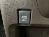 アクセサリーソケットはUSBのアダプターなどをつければ、スマホの充電にも使えます。周辺には物が置けるボックスがついています。
