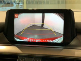 リバースギアに入れるだけで後方の表示へ切り替わります。夜間や雨の日の駐車も楽になりますよ。