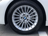 BMW純正17インチホイール。洗練されたデザインで、足元の個性を引き立てます。