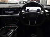 この強烈なパフォーマンスを電子的に制御された四輪駆動システムであるエレクトリックquattroが活かしている。