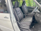 運転席まわりには十分なスペースがあり、大柄な方でもゆったり運転していただける環境です。