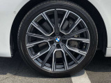 BMW純正20インチホイール。洗練されたデザインで、足元の個性を引き立てます。