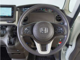 【Honda SENSING】 カメラ等装置で精度の高い検知能力を発揮、安全運転を支援します。ステアリング上のコントローラーに注目!