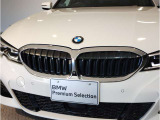 【BMWの伝統】BMWの特徴的な“キドニーグリル”は、80年以上続く伝統の形でございます。変わらないこだわりのデザインが、プレミアムブランド“BMW”を創り出します。