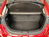 ラゲッジルーム内の凹凸をなくす事でスッキリした広がりを造りだし、荷物がスムーズに出し入れできる気持ちよさ、使い易さを実現!