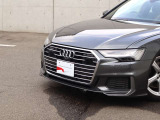 ●一目でAudiとわかる特徴的なシングルフレームグリル・LEDランプ。精悍なフロントマスクからAudiのスマートで上品なブランドを連想させてくれます。女性にも大変ご好評頂いております。