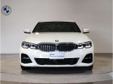 【BMWの伝統】BMWの特徴的な“キドニーグリル”は、80年以上続く伝統の形でございます。変わらないこだわりのデザインが、プレミアムブランド“BMW”を創り出します。