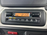 【オートエアコン】一度お好みの温度に設定すれば、車内の温度を検知し風量や温度を自動で調整。暑い…寒い…と何度もスイッチ操作をする必要はありません。快適な車内空間には必須の機能ですね♪
