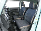 運転席と助手席は足元が繋がっているので自由に行き来しやすいので駐車場が狭いときでも助手席側からスムーズに乗り降りできて便利!