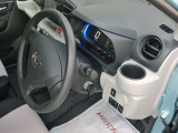 運転席側にも便利なドリンクホルダー付いています。