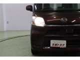 存在感あるヘッドライトは暖色系で対向車にも優しい光のハロゲンです。ハロゲンはLEDと違い熱くなるので雪がライトに積もっても溶かしてくれます。