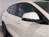 ドアミラーにはLEDウインカーが埋め込まれており、対向車からの視認性を高めております。