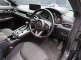 運転席を開け、乗り込む際のイメージです。足元にはフロアマットを装着しています。