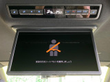 【純正14型フリップダウンモニタ】カーナビで再生したDVD映像などを後席で観られる後席モニタ。前席と後席でそれぞれが楽しめる前後個別再生機能も。ドライブがより楽しくなります。