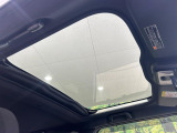 【ガラスルーフ】ガラスルーフ搭載で車内の解放感が一気にアップ!開放的なドライブをお楽しみいただけます。
