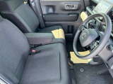 乗り心地の良いフロントシートです。足回りも広々としておりますので、長時間の運転も疲れづらいですよ。
