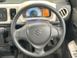 インテリアに合わせたデザインのステアリングは、運転される方のことも考え、運転しやすい形状、大きさです。是非一度、実際に触ってお確かめください。