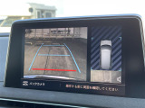 マットブラックにホワイトのLIBERALAのロゴの建物と看板が目印です。