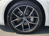 BMW純正19インチホイール。洗練されたデザインで、足元の個性を引き立てます。